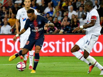 L'attaquant du PSG Neymar (g) buteur lors de la victoire face à Caen 3-0 au Parc des Princes le 12 août 2018 - GERARD JULIEN [AFP]