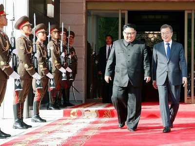 Photo diffusée le 26 mai 2018 par la présidence sud-coréen du président Moon Jae-in (d) et du leader nord-coréen Kim Jong Un (g) à Panmunjom, dans la zone démilitarisée séparant les deux Corées - handout [The Blue House/AFP/Archives]