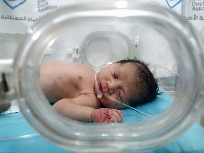 Un bébé dans un incubateur à l'hôpital de l'Espoir dans le village rebelle d'Al-Ghandoura, dans la province syrienne d'Alep (nord), le 1er août 2018 - Nazeer AL-KHATIB [AFP]