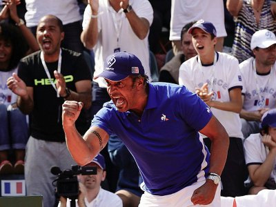 Le capitaine de l'équipe de France de Coupe Davis Yannick Noah encourage ses joueurs lors du double des quarts de finale contre l'Italie, le 7 avril 2018 à Gênes - Vincenzo PINTO [AFP/Archives]