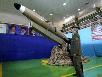 Une photo fournie par le ministère de la Défens eiranien montre le ministre de la Défense, Amir Hatami, devant un missile de courte portée de nouvelle génération dévoilé à Téhéran - - [IRANIAN DEFENCE MINISTRY/AFP]