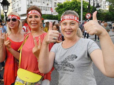 Des femmes à Tunis le 13 août 2018 se réjouissent du dépot d'un projet de loi visant à établir l'égalité homme-femme pour l'héritage - FETHI BELAID [AFP]