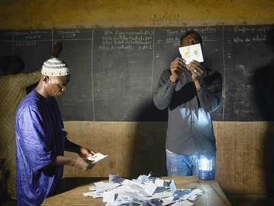 Des agents électoraux procèdent au dépouillement des bulletins de vote pour le 2e tour de l'élection présidentielle, le 12 août 2018 à Bamako, au Mali - Michele CATTANI [AFP]