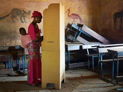 Une femme vote lors du 2e tour de la présidentielle, le 12 août 2018 à Bamako, au Mali - Michele CATTANI [AFP]
