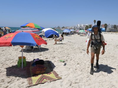 Mohamed Oussama Houij a entrepris de nettoyer 30 plages en Tunisie, en parcourant 300 km malgré la canicule. Photo prise le 26 juillet 2018 sur la plage de Nabeul - FETHI BELAID [AFP]