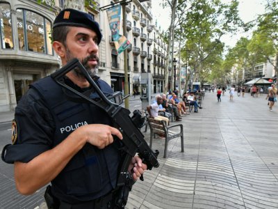 Un policier catalan sur l'avenue de las Ramblas à Barcelone, le 19 août 2017 - Pascal GUYOT [AFP/Archives]