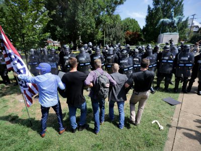 Un groupe de suprématistes blancs face aux policiers, à Charlottesville (Virginie) le 12 août 2017 - CHIP SOMODEVILLA [GETTY IMAGES NORTH AMERICA/AFP/Archives]