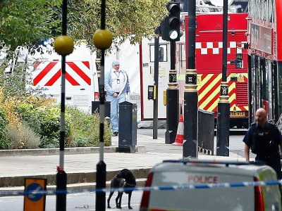 Des membres de la police scientifique devant le Parlement britannique le 14 août 2018 après qu'une voiture a foncé dans la matinée contre les barrières de sécurité du bâtiment, faisant plusieurs blessés - Daniel LEAL-OLIVAS [AFP]