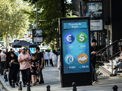 Une affiche numérique à Istanbul, en Turquie,  avec les cours des devises, le 13 août 2018 - Yasin AKGUL [AFP]