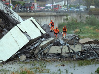 Des secouristes à l'oeuvre à Gênes, en Italie,  après l'effondrement d'un viaduc d'autoroute, le 14 août 2018 - ANDREA LEONI [AFP]