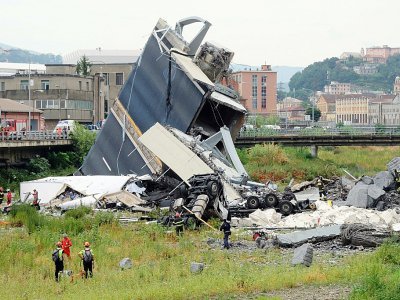 Sauveteurs autour de la section du viaduc de l'A10 qui s'est effondrée à Gênes, dans le nord de l'Italie, le 14 août 2018 - ANDREA LEONI [AFP]