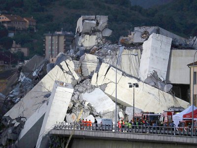 Les sauveteurs italiens continuent de chercher des survivants dans les décombres du viaduc de l'A10 à Gênes, dans le nord de l'Italie, après son effondrement le 14 août 2018 - Valery HACHE [AFP]