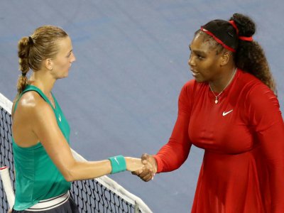 La Tchèque Petra Kvitova (g) serre la main de Serena Williams après sa victoire face à l'Américaine au tournoi de Cincinnati (Ohio), le 14 août 2018 - Rob Carr [Getty/AFP]