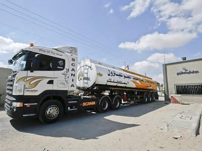 Un camion chargé de fuel au point de passage de Kerem Shalom entre Israël et la bande de Gaza le 15 août 2018 - SAID KHATIB [AFP]