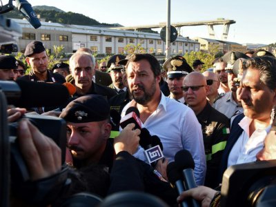 Le ministre de l'Intérieur Matteo Salvini sur le site de l'effondrement du viaduc à Gênes, le 15 août 2018 - ANDREA LEONI [AFP]