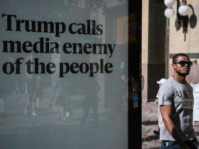 Une campagne publicitaire à Helsinki en Finlande, le 16 juillet 2018, jour de la rencontre Trump-Poutine, où il est possible de lire "Trump a qualifié les médias d'ennemi du peuple" - Jonathan NACKSTRAND [AFP/Archives]