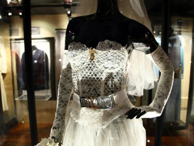 L arobe de mariée portée par Madonna dans son clip "Like a Virgin" exposée à New York, le 18 mai 2011 - Neilson Barnard [Getty/AFP/Archives]