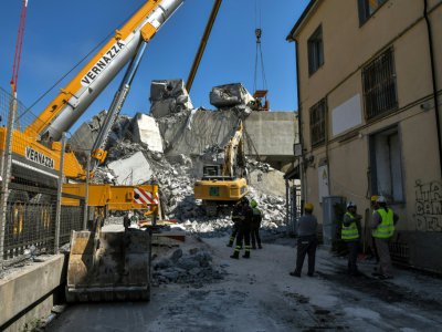 Des secouristes sur le site du pont Morandi effondré, le 16 août 2018 - Piero CRUCIATTI [AFP]