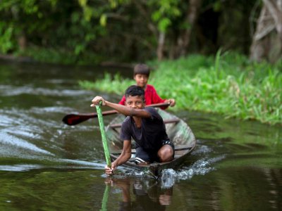 Des enfants sur la rivière de Jaragua, en Amazonie, au Brésil, le 30 juin 2018 - Mauro Pimentel [AFP]