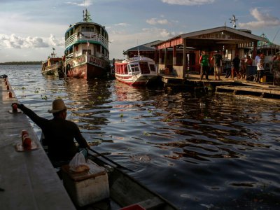 Des embarcations à Tefe, en pleine jungle amazonienne, au Brésil, le 30 juin 2018 - MAURO PIMENTEL [AFP]