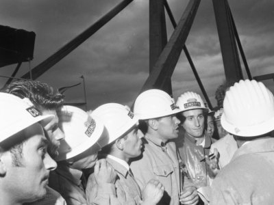Photo d'archive prise en 1967, et transmise par le Studio Leoni le 16 août 2018, montre l'inauguration du pont autoroutier Morandi à Gênes - Handout [STUDIO LEONI/AFP]