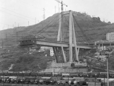 Photo d'archive prise en 1965 et transmise le 16 août 2018 par le Studio Leoni, qui montre la construction du viaduc Morandi à Gênes - Handout [STUDIO LEONI/AFP]