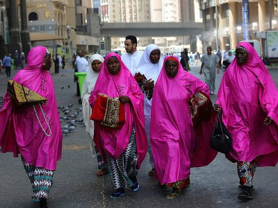 Des fidèles musulmanes venues effectuer le hajj marchent à La Mecque le 16 août 2018 - AHMAD AL-RUBAYE [AFP]