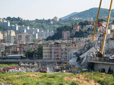 Des secouristes sur les lieux de l'effondrement du pont à Gênes, le 17 août 2018 - MARCO BERTORELLO [AFP]