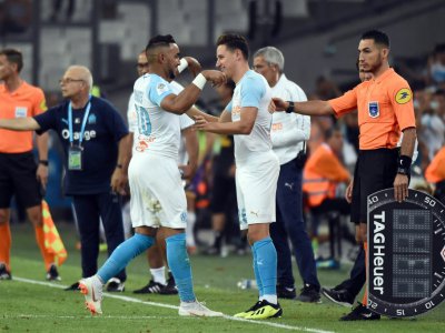 Le milieu de terrain offensif de l'OM Dimitri Payet remplacé par Florian Thauvin lors du match contre Toulouse, le 10 août 2018 à Marseille - Boris HORVAT [AFP]