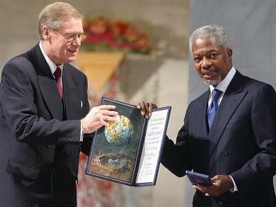 Le secrétaire général de l'ONU Kofi Annan reçoit des mains du président du comité Nobel Gunnar Berge (à gauche) le prix Nobel de la Paix, le 10 décembre 2001 à Oslo - Heiko JUNGE [SCANPIX/AFP/Archives]
