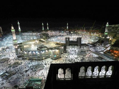 Des pèlerins musulmans se rassemblent pour les prières du soir à la Grande Mosquée à la Mecque en Arabie saoudite, le 18 août 2018 - AHMAD AL-RUBAYE [AFP]