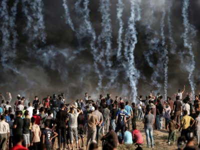 Une photo prise le 17 août 2018 montre des gaz lacrymogènes tirés par les soldats israéliens sur des Palestiniens protestant dans la bande de Gaza près de la barrière de sécurité israélienne - MAHMUD HAMS [AFP]