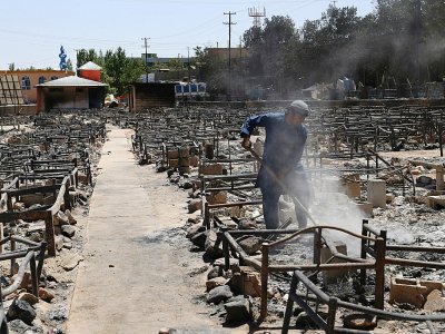 Les décombres d'un marché incendié par des Talibans, à Ghazni, le 15 août 2018 - ZAKERIA HASHIMI [AFP/Archives]