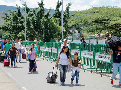 Des Vénézuéliens traversent la frontière depuis leur pays vers la ville de Cucuta en Colombie, sur le pont Simon Bolivar, le 19 août 2018 - Schneyder Mendoza [AFP]