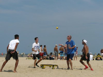 Une compétition de Spikeball à Point Pleasant Beach dans le New Jersey, sur la côte est américaine, le 28 juillet 2018 - Thomas URBAIN [AFP Photo]