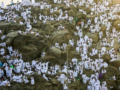 Des pèlerins musulmans se rassemblent sur le Mont Arafat en Arabie Saoudite, le 20 août 2018 - AHMAD AL-RUBAYE [AFP]