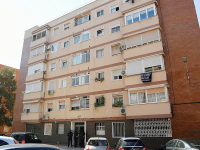 La police monte la garde le 20 août 2018 près d'un immeuble où vivait un homme qui a attaqué un commissariat à Cornella près de Barcelone - LLUIS GENE [AFP]