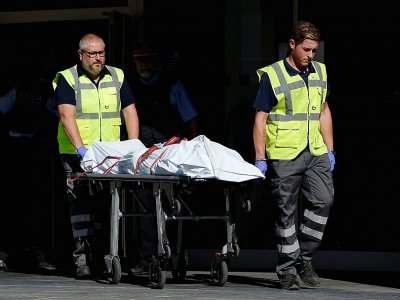 Le corps d'un homme qui a attaqué un commissariat à Cornella près de Barcelone est emmené le 20 août 2018 - LLUIS GENE [AFP]