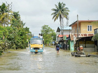 Un petit camion avance sur une rue inondée de Paravur, près de Cochin, au Kerala, le 20 août 2018 - MANJUNATH KIRAN [AFP]