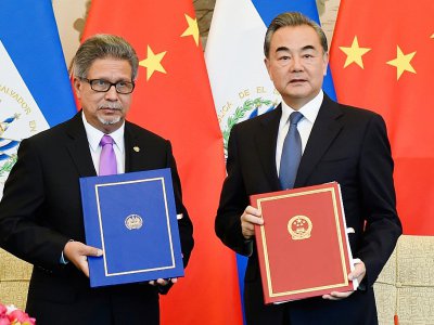 Les ministres des Affaires étrangères du Salvador Carlos Castaneda (à gauche) et de Chine Wang Yi à Pékin lors de l'établissement de relations diplomatiques entre les deux Etats, le 21 août 2018 - WANG ZHAO [AFP]