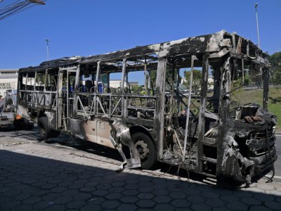 Un bus incendié lors d'affrontement entre forces de sécurité et délinquants à Rio de Janeiro, le 20 août 2018 - CARL DE SOUZA [AFP]