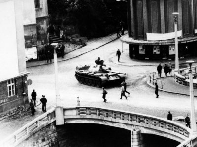 Un char fonce sur des manifestants pendant le printemps de Prague, en août 1968 - - [AFP/Archives]