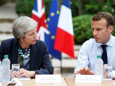 Le président français, Emmanuel Macron, et la Première ministre britannique, Theresa May, au Fort de Brégançon à Bormes-les-Mimosas, le 3 août 2018 - Sebastien NOGIER [POOL/AFP/Archives]