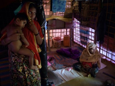 Setara, 20 ans (d), sa fille juste née dans ses bras, tandis qu'une amie (g) tient un autre de ses enfants, le 9 août 2018 dans le camp de réfugiés rohingyas de Thangkhali près de Cox's Bazar - Ed JONES [AFP/Archives]