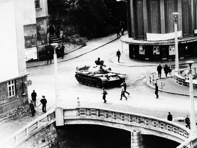 Un char fonce sur des manifestants pendant le printemps de Prague, en août 1968 - - [AFP/Archives]