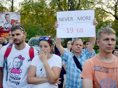 Un homme tient une pancarte lors d'une manifestation pour commémorer le 50e anniversaire de la répression du "Printemps de Prague" - Michal CIZEK [AFP]