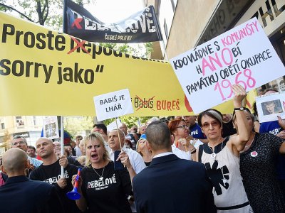 "Qui gouverne avec les communistes, déshonore les victimes de l'occupation de 1968!", pouvait-on lire sur une pancarte brandie le 21 août 2018 à Prague à l'occasion du 50e anniversaire de la répression soviétique du "Printemps de Prague" - Michal CIZEK [AFP]