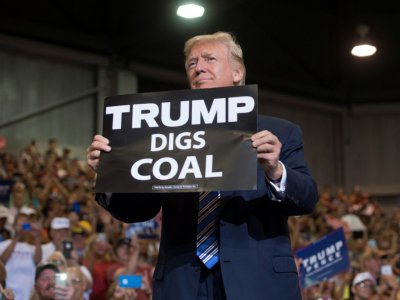Le président américain Donald Trump avec une pancarte jouant sur le mot "dig", signifiant "creuser" et "aimer", le 3 août 2017 à Huntington (Virginie occidentale) - SAUL LOEB [AFP/Archives]