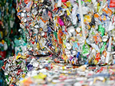 La secrétaire d'Etat à la Transition écologique Brune Poirson a annoncé la mise en place d'un "système de bonus-malus”, pour inciter les consommateurs à privilégier des produits fabriqués à partir de plastique recyclé - LOIC VENANCE [AFP]