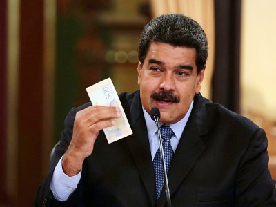 Le président vénézuelien Nicolas Maduro présente un des nouveaux billets du pays qui seront en circulation dès le 20 août, à Caracas, le 17 août 2018 - HO [Venezuelan Presidency/AFP]